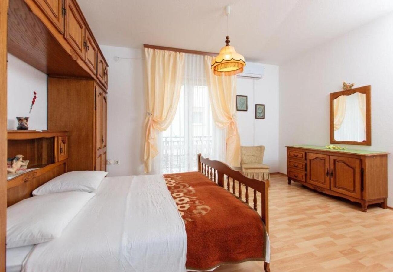 Apartment Knez 1 - 50 M From Beach 珀德垂那 外观 照片
